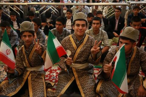 حضور پرشور دانش‌آموزان در نماز جمعه شیراز