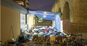 نماز خواندن در کشوری که فقط 2 مسجد دارد 