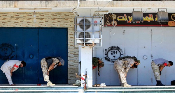 اقامه نماز در خط مقدم جنگ با داعش/عکس 