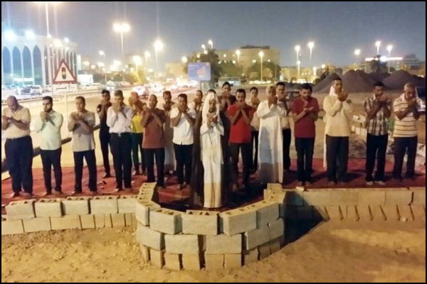 شهروندان بحرینی نماز را در محل مسجد ویران شده برگزار کردند 