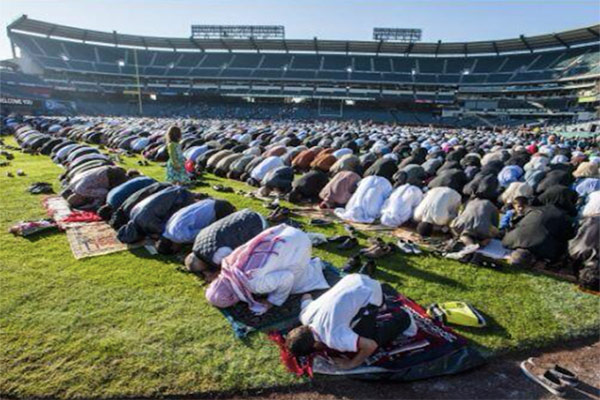  برگزاری نماز عیدقربان در استادیوم آنجلس آمریکا 