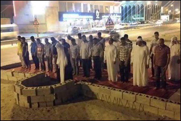 شهروندان بحرینی بر آوار یک مسجد ویران شده نماز خواندند