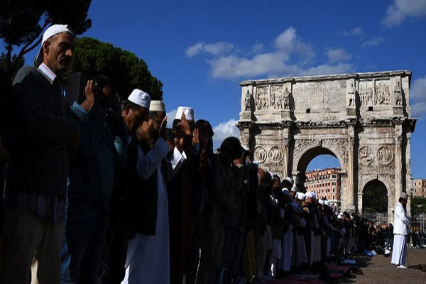 برپایی نماز جماعت اعتراضی مسلمانان مقابل تماشاخانه باستانی رم+ تصاویر