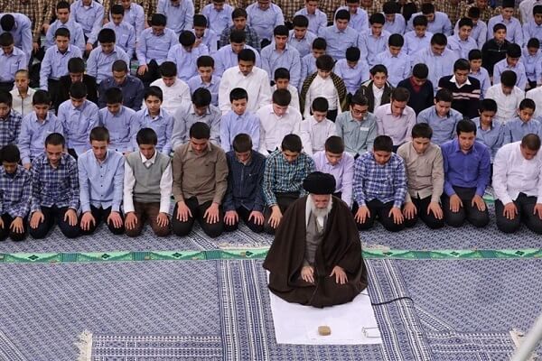 مراسم جشن  تکلیف دانش‌آموزان  در حسینیه امام خمینی