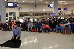 برپایی نماز جماعت در فرودگاه آمریکا