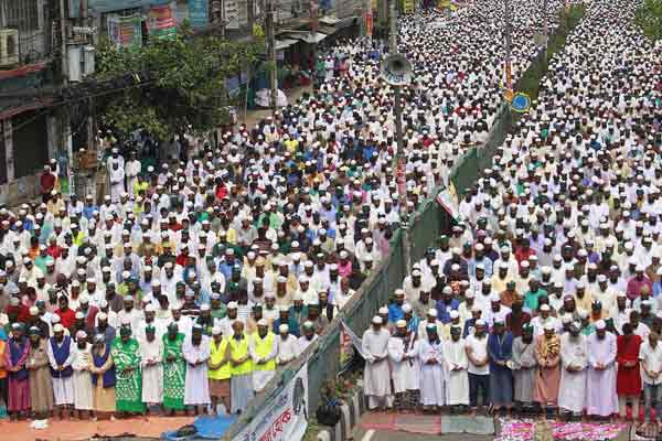 نماز جماعت اعتراضی در خیابان های بنگلادش