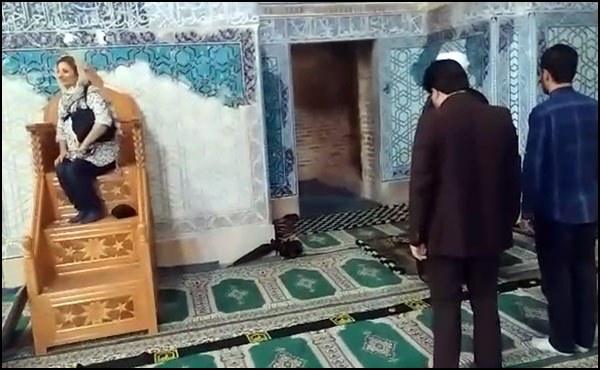 بی‌حرمتی گردشگران خارجی در مسجد کبود تبریز هنگام نماز جماعت + فیلم