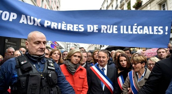 سیاستمداران فرانسوی، نماز خواندن مسلمانان در خیابان‌ را مختل کردند