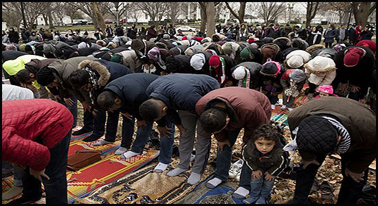 صدها مسلمان نماز جمعه را مقابل کاخ سفید برگزار کردند