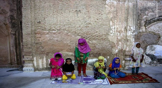 تصویری زیبا از نماز دختران هندی