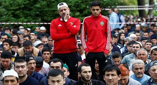 تعجب رسانه اروپایی از شکوه نماز عید مسلمانان در حاشیه جام جهانی