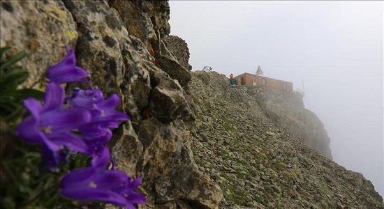 مسجدی در ترکیه که بر لبه صخره کوهی ساخته شده + تصاویر 