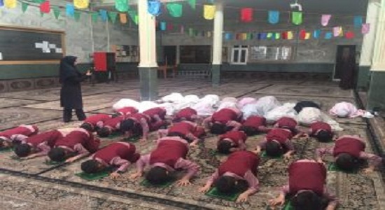  اقامه نماز جماعت کودکانِ مهد کودک در مسجد