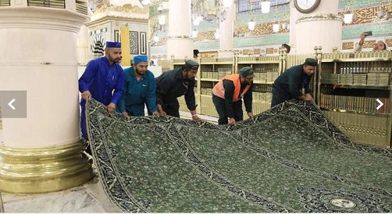 غبارروبی از فرش های «مسجدالحرام» در ماه مبارک رمضان