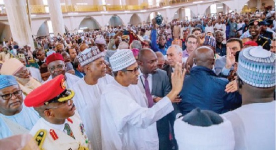 فریاد اعتراض آمیز شیعیان نیجریه در مسجدی که «بوهاری» نماز اقامه کرد 