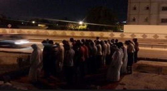 اهالی «الدیر» بحرین در محل احداث مسجد الرسول الاعظم، نماز جماعت خواندند