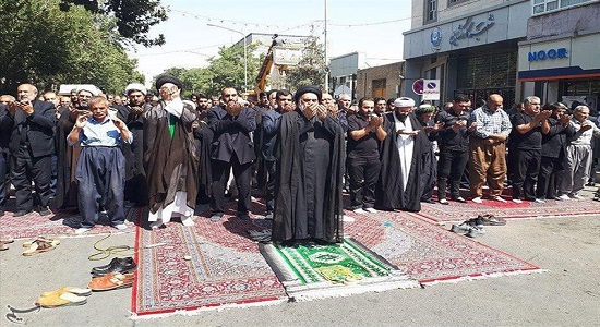 بزرگ‌ترین نماز جماعت شیعی در مسیر نجف به کربلا اقامه می‌شود