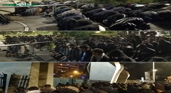 اقامه نماز جماعت دانشجویان انقلابی دانشگاه تهران پس از اعتراض به سیاست‌های اقتصادی دولت