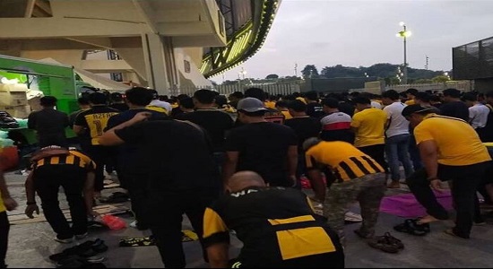 نماز جماعت هواداران مالزیایی در استادیوم