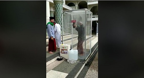ابتکار یک مسجد در اندونزی برای مقابله با کرونا