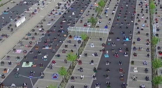 اجازه «ایکیا» به مسلمانان برای استفاده از پارکینگ برای ادای نماز