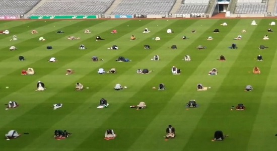 برپایی نماز عید قربان در ورزشگاه ایرلند؛ نماد همزیستی ادیان