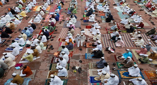 اقامه نماز هزاران مسلمان هندی در مسجد «جامع دهلی»