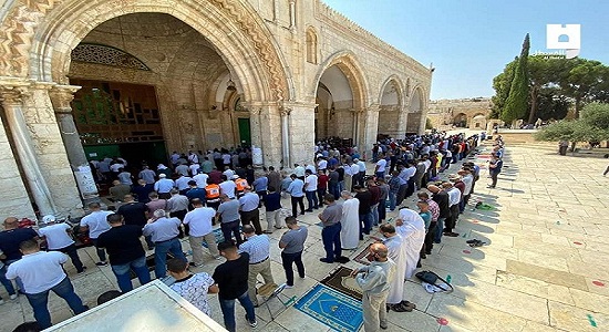 با وجود تدابیر امنیتی صهیونیست ها، هزاران فلسطینی نماز جمعه را در مسجدالاقصی اقامه کردند.