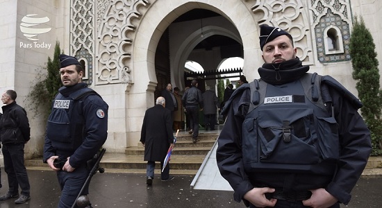 مسلمانان فرانسه تعطیلی مسجد پاریس را محکوم کردند