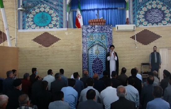 نماینده ولی فقیه در خوزستان و مسئولان استانی در نماز جمعه ایذه حاضر شدند