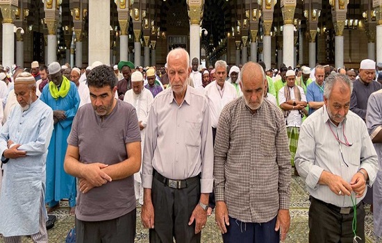 حضور زائران ایرانی در نمازهای جماعت مسجدالنبی