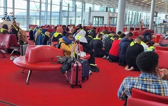 نماز جماعت در فرودگاه پاریس بحث‌برانگیز شد