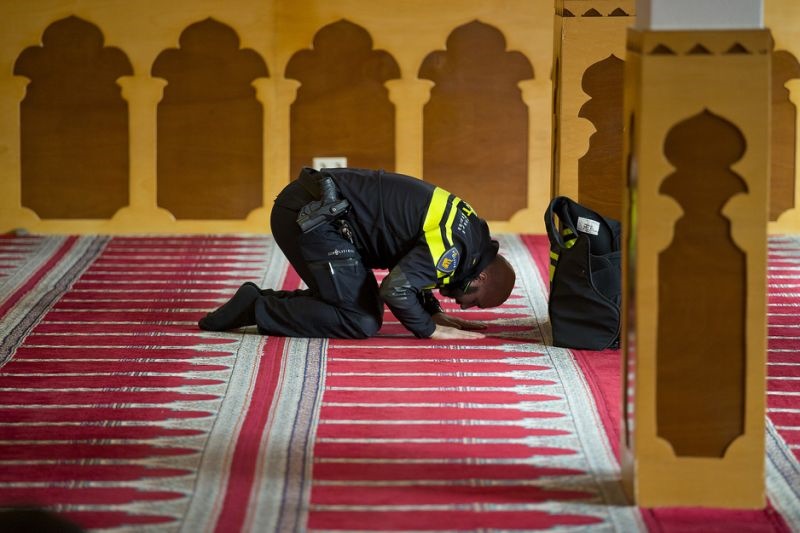 یک پلیس هلندی در مسجد الکبیر در آمستردام پایتخت هلند که یک گردهمایی برای نشان دادن اتحاد با مسلمانان و اعتراض بر ضد نژادپرستی و تبعیض در آن برگزار می‌شود، نماز می‌خواند.