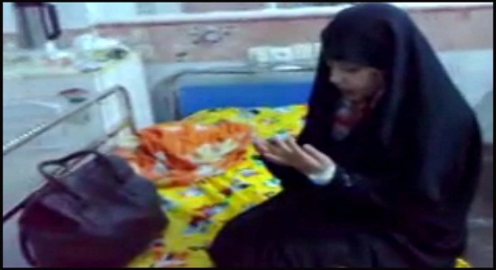 نماز خوندن دختر 10 ساله روی تخت بیمارستان