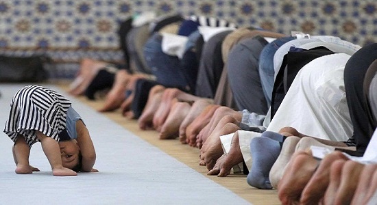 توجه داشته باشین شلوارو بالا کشیدن جزو نماز نیست!!