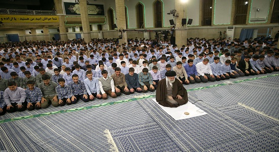  توصیه امام خامنه ای به دانش آموزان درباره نماز