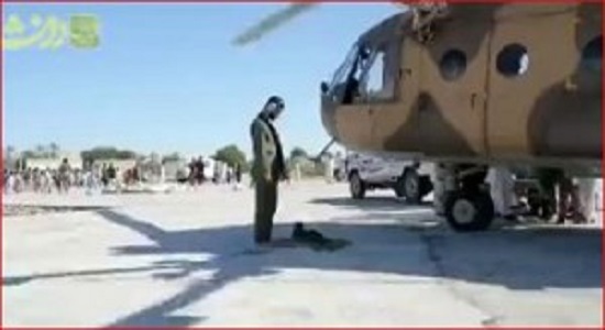  نماز خواندن خلبان بالگرد سپاه در امداد رسانی به سیل زده ها