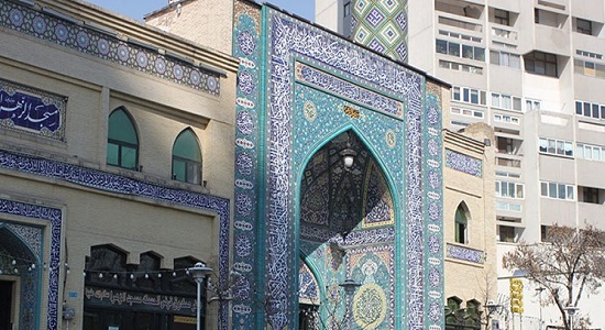 حجت الاسلام محمدی؛ آیا نماز همسایه های مسجد باید در مسجد باشد؟