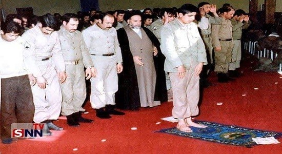 نماز شهدا؛ اقتدای نماینده امام به یک سرباز وظیفه ارتش