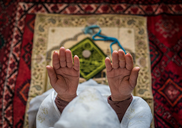 با همسر بی‌نماز خود چگونه رفتار کنیم