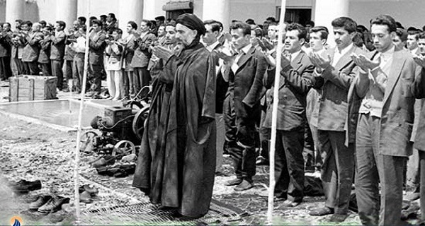 نماز عیدفطر به امامت مرحوم آیت الله طالقانی ۵۵سال قبل در کرج