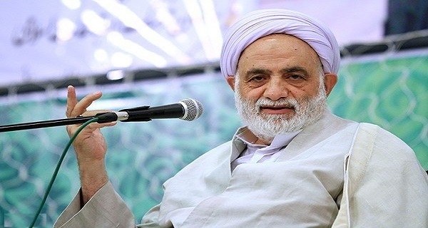 حجت الاسلام قرائتی: هنرمندان اقامه نماز را ترویج دهند