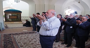  وزیر نیرو پیش‌نماز شد 