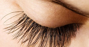 سؤالات شرعی؛ حکم "کاشت مژه مصنوعی" هنگام وضو چیست؟