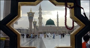 جايگاه نماز در سيره معصومين و اهل بیت عليهم السلام رسول الله (ص) در نماز چنان می گریست که سجاده خیس می شد