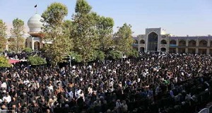 عزاداران شیرازی نماز ظهر عاشورا را در شاهچراغ اقامه کردند 