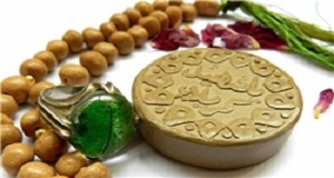 نماز خواندن دو فوتبالیست در کنار زمین 