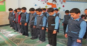 کودکان را بین صفوف نماز جماعت قرار دهید