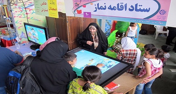 عکس یادگاری کودکان با نماز در نمایشگاه کتاب