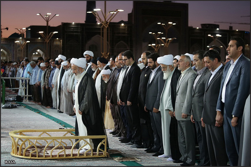 نماز جماعت حرم مطهر رضوی به امامت آیت الله مکارم شیرازی